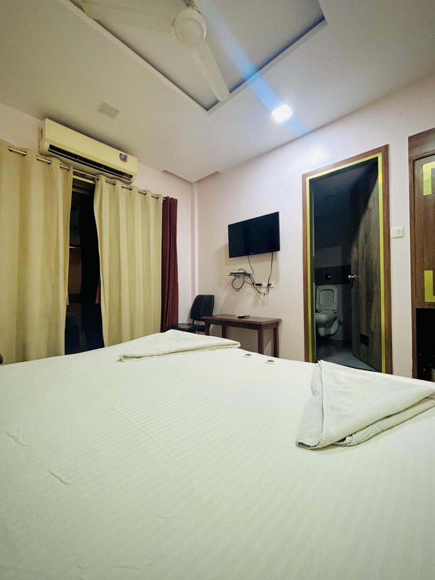Hotel Laxmi Residency Лонавала Экстерьер фото