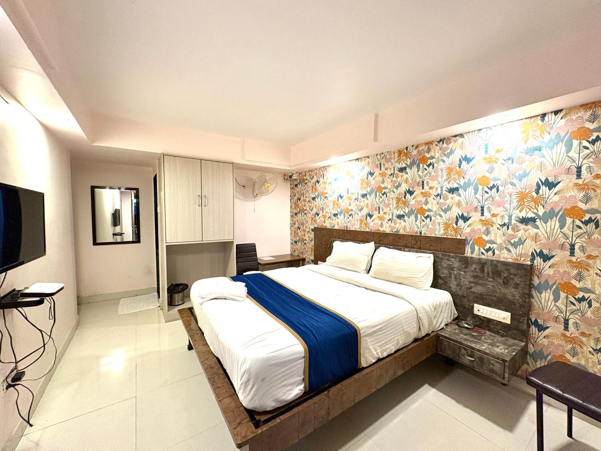 Hotel Laxmi Residency Лонавала Экстерьер фото